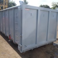Abrollcontainer mit 30 m³ Volumen, offen ausgeführt in Grau und mit Pendelklappe zur einfachen Entladung