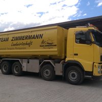 Abrollcontainer mit 36 m³ Volumen aus der Serie EKO2, offen ausgeführt in Gelb mit Werbeaufdruck, stehend auf einem Lastwagen