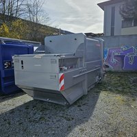 Absetzpresscontainer (Absetzpresse) der Marke Beringer, 10 m³, Grau RAL 9006 – kompakte Lösung für Industrie- und Gewerbeabfallverdichtung.