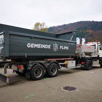 Schneecontainer mit 30 m³ Volumen aus der Serie EKO1, offen und spantenfrei, mit Spezial-Seitenwänden, Aufbau hinten, Flügeltüre mit Sörling-System, grau lackiert