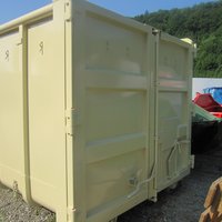 Abrollcontainer mit Flügeltüre in Gelb und stabilem Holländerverschluss zur Sicherung der Ladung